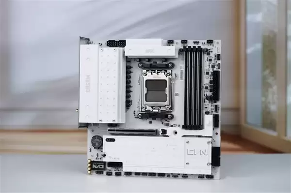 白色高颜值主板!七彩虹CVN B850 ARK FROZEN v14方舟图赏