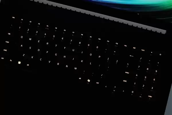 RTX 5090性能怪兽！雷蛇灵刃18+ 2025游戏本图赏