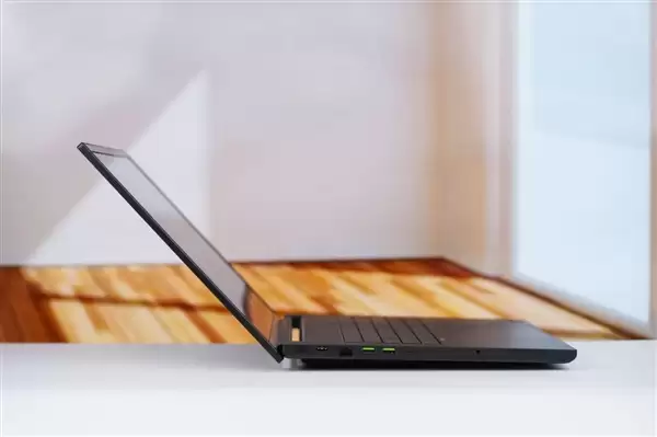 RTX 5090性能怪兽！雷蛇灵刃18+ 2025游戏本图赏