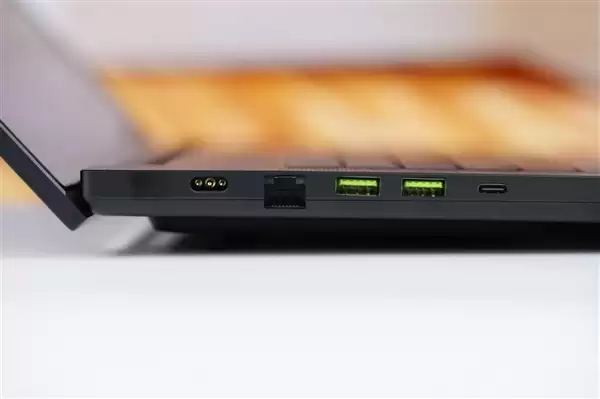 RTX 5090性能怪兽！雷蛇灵刃18+ 2025游戏本图赏