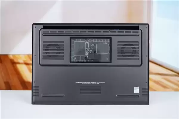 RTX 5090性能怪兽！雷蛇灵刃18+ 2025游戏本图赏