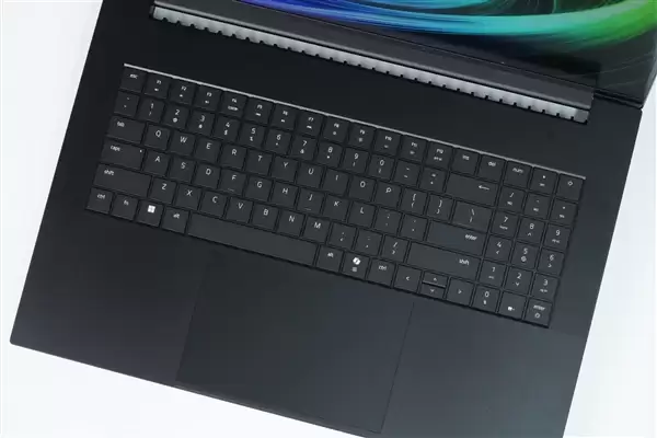 RTX 5090性能怪兽！雷蛇灵刃18+ 2025游戏本图赏