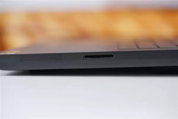 RTX 5090性能怪兽！雷蛇灵刃18+ 2025游戏本图赏