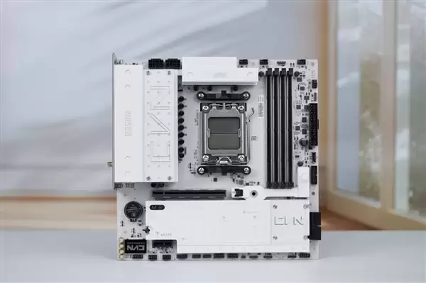 白色高颜值主板!七彩虹CVN B850 ARK FROZEN v14方舟图赏