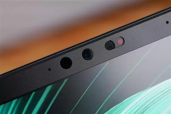 RTX 5090性能怪兽！雷蛇灵刃18+ 2025游戏本图赏