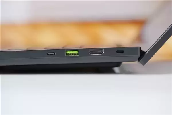 RTX 5090性能怪兽！雷蛇灵刃18+ 2025游戏本图赏