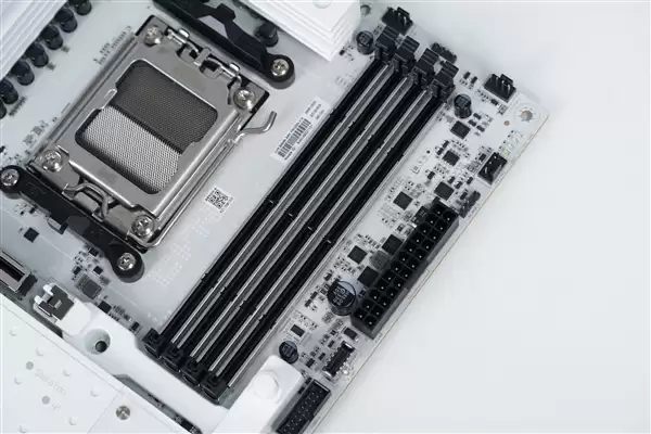 白色高颜值主板!七彩虹CVN B850 ARK FROZEN v14方舟图赏