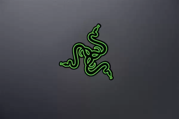 RTX 5090性能怪兽！雷蛇灵刃18+ 2025游戏本图赏