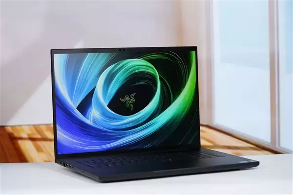 RTX 5090性能怪兽！雷蛇灵刃18+ 2025游戏本图赏