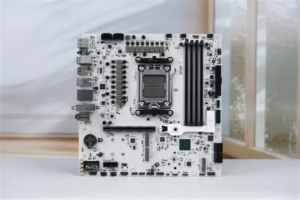 白色高颜值主板!七彩虹CVN B850 ARK FROZEN v14方舟图赏