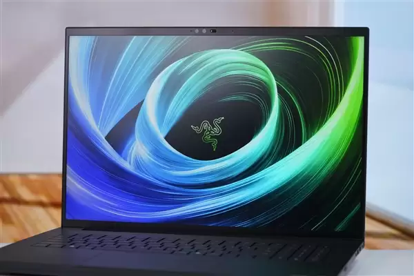 RTX 5090性能怪兽！雷蛇灵刃18+ 2025游戏本图赏