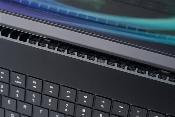 RTX 5090性能怪兽！雷蛇灵刃18+ 2025游戏本图赏