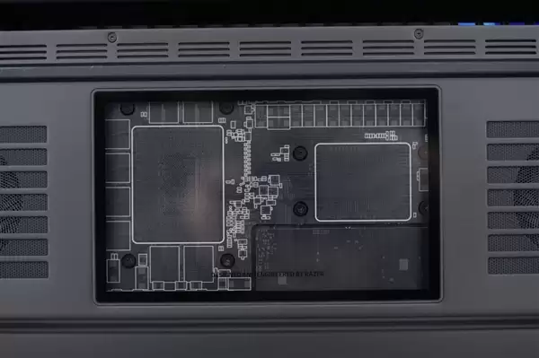 RTX 5090性能怪兽！雷蛇灵刃18+ 2025游戏本图赏