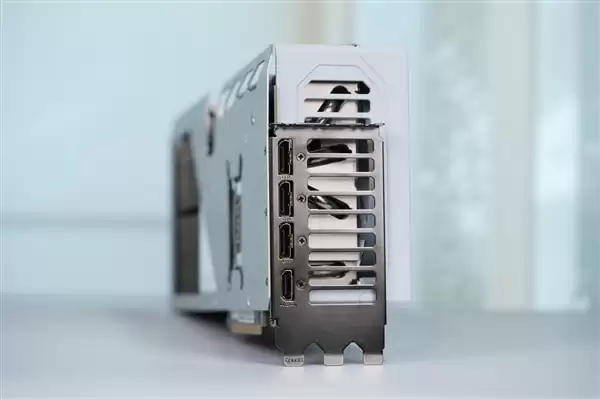 精美纯白设计!技嘉AUROS RTX 5080 MASTER ICE显卡图赏
