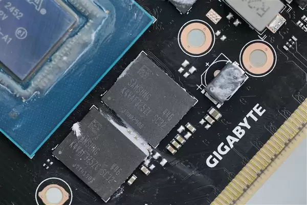 精美纯白设计!技嘉AUROS RTX 5080 MASTER ICE显卡图赏