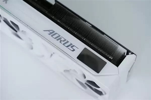精美纯白设计!技嘉AUROS RTX 5080 MASTER ICE显卡图赏