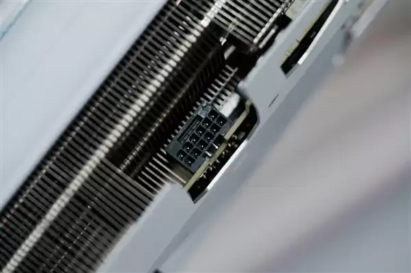 精美纯白设计!技嘉AUROS RTX 5080 MASTER ICE显卡图赏