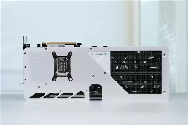精美纯白设计!技嘉AUROS RTX 5080 MASTER ICE显卡图赏