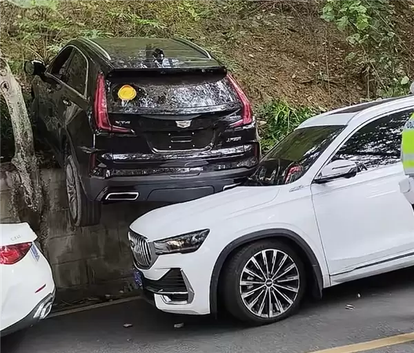女子油门当刹车猛踩 没上牌的凯迪拉克XT4骑到星途L头上