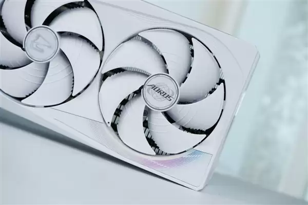 精美纯白设计!技嘉AUROS RTX 5080 MASTER ICE显卡图赏