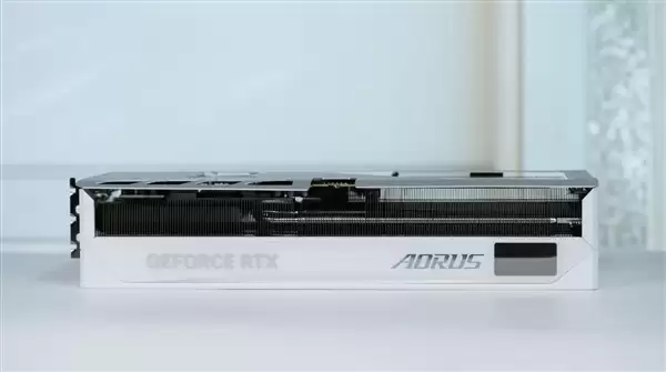 精美纯白设计!技嘉AUROS RTX 5080 MASTER ICE显卡图赏