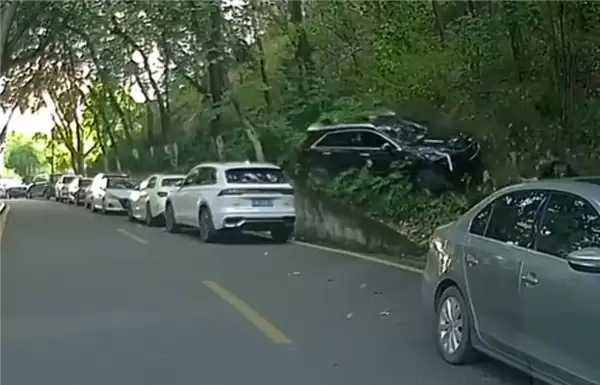 女子油门当刹车猛踩 没上牌的凯迪拉克XT4骑到星途L头上