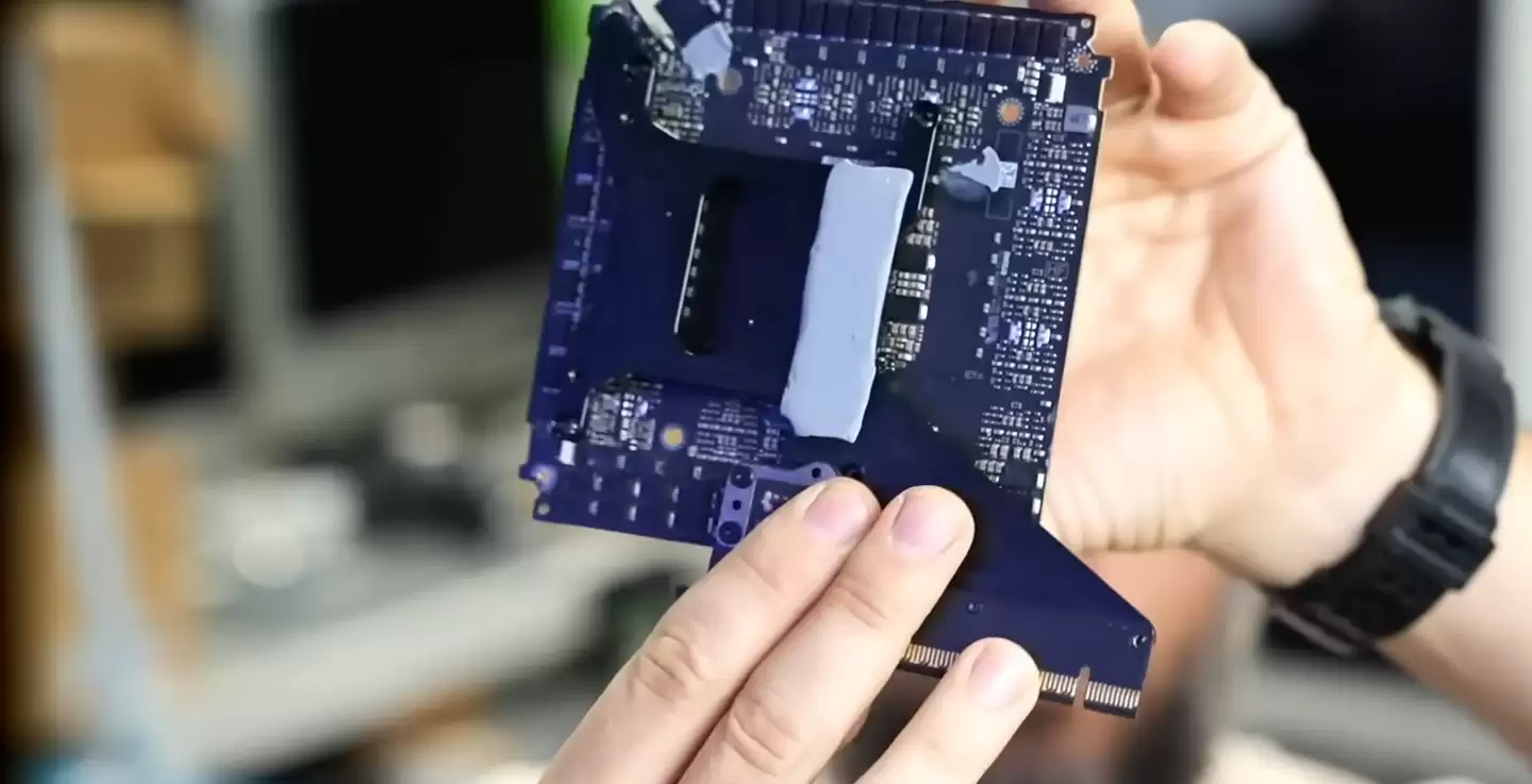 维修专家怒喷英伟达 RTX 5090 FE 公版显卡为“史上最烂设计之一”:接口设计过于脆弱,几乎无法修复
