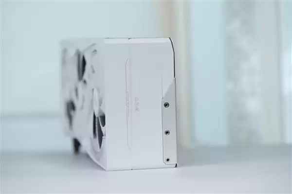 精美纯白设计!技嘉AUROS RTX 5080 MASTER ICE显卡图赏
