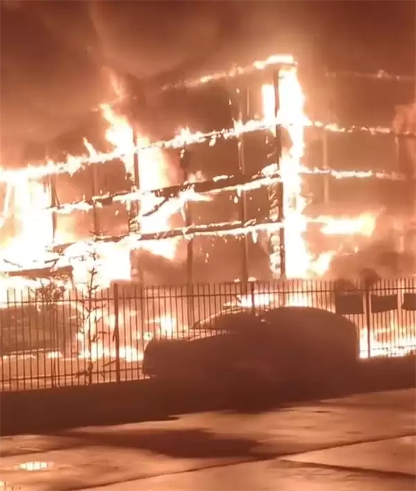 阜阳一长安启源4S店凌晨燃起大火多车被烧：原因不明