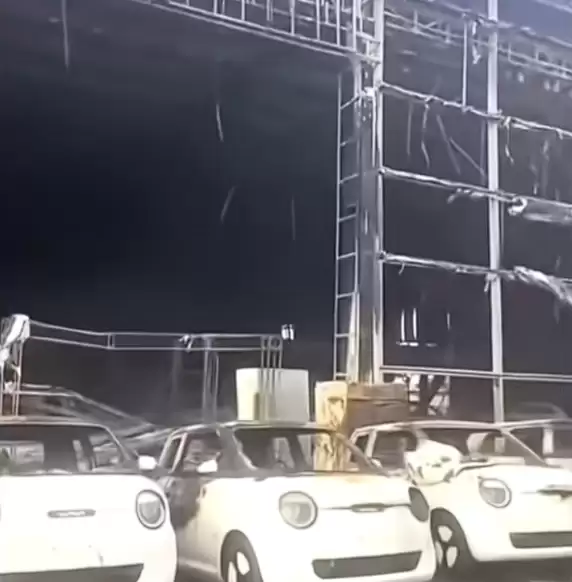 阜阳一长安启源4S店凌晨燃起大火多车被烧：原因不明