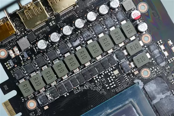 精美纯白设计!技嘉AUROS RTX 5080 MASTER ICE显卡图赏