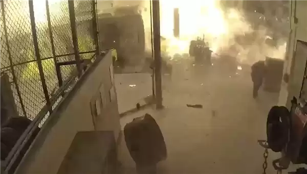 压缩天然气气瓶破裂 美国得州发生公交车爆炸起火事件