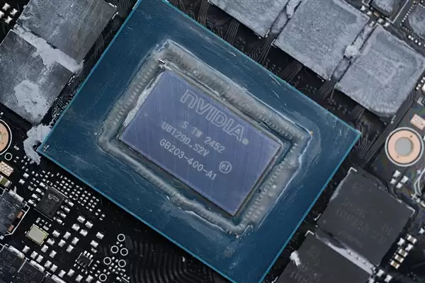 精美纯白设计!技嘉AUROS RTX 5080 MASTER ICE显卡图赏