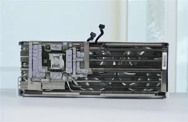 精美纯白设计!技嘉AUROS RTX 5080 MASTER ICE显卡图赏