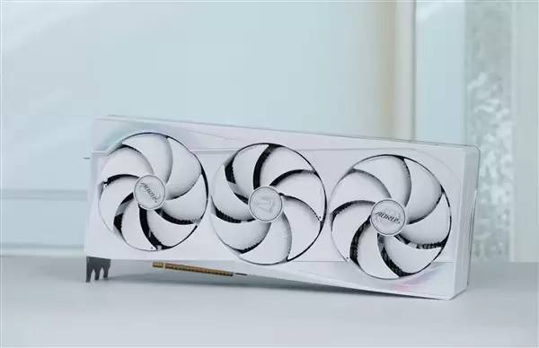 精美纯白设计!技嘉AUROS RTX 5080 MASTER ICE显卡图赏