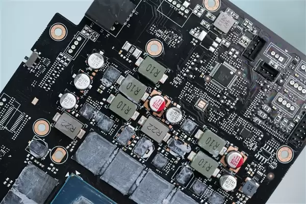 精美纯白设计!技嘉AUROS RTX 5080 MASTER ICE显卡图赏