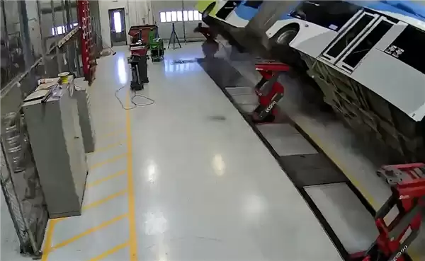 压缩天然气气瓶破裂 美国得州发生公交车爆炸起火事件