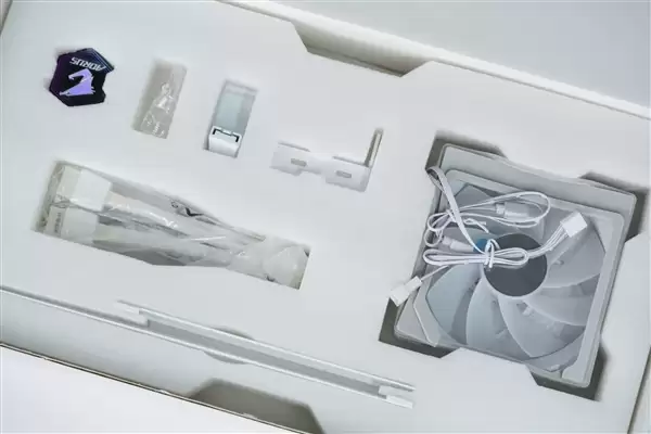 精美纯白设计!技嘉AUROS RTX 5080 MASTER ICE显卡图赏