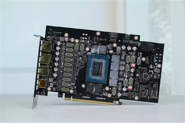 精美纯白设计!技嘉AUROS RTX 5080 MASTER ICE显卡图赏