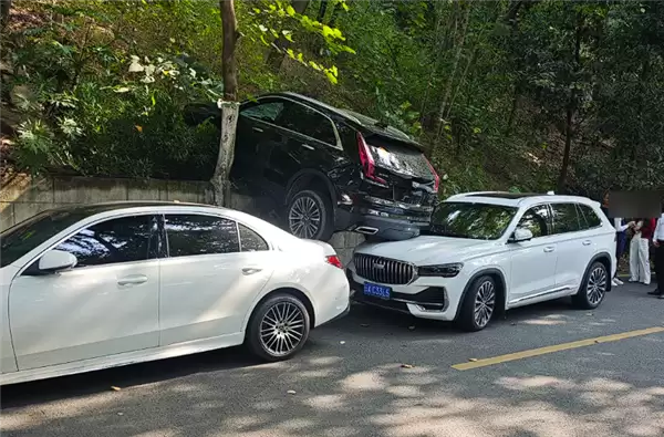 女子油门当刹车猛踩 没上牌的凯迪拉克XT4骑到星途L头上