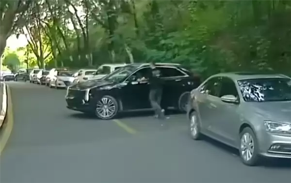 女子油门当刹车猛踩 没上牌的凯迪拉克XT4骑到星途L头上