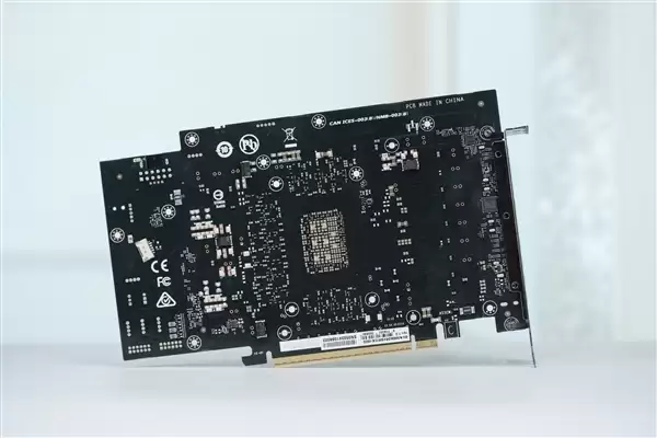 精美纯白设计!技嘉AUROS RTX 5080 MASTER ICE显卡图赏