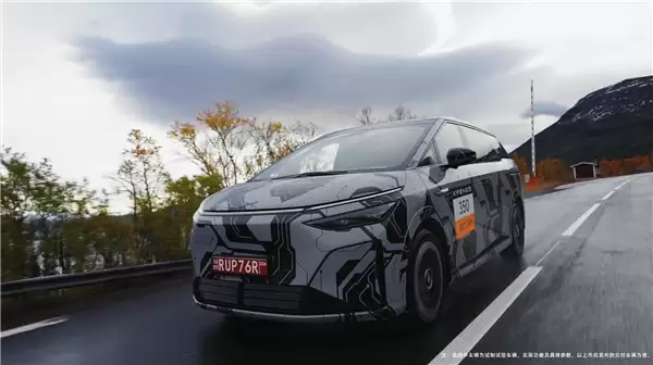 新款小鹏X9在北极冰雪路面100-0km/h急刹 稳稳刹住