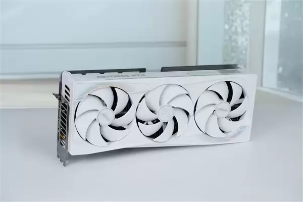 精美纯白设计!技嘉AUROS RTX 5080 MASTER ICE显卡图赏