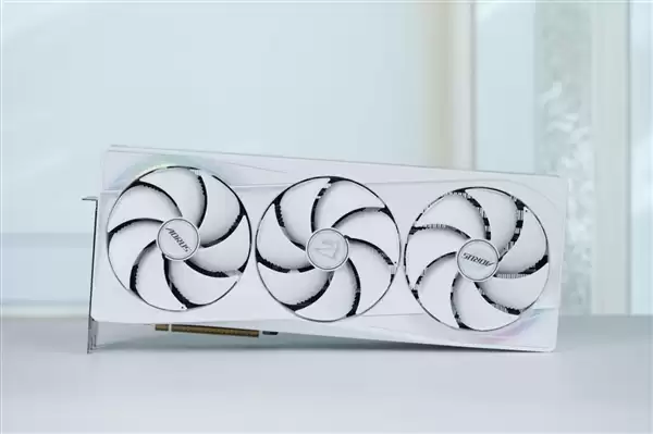 精美纯白设计!技嘉AUROS RTX 5080 MASTER ICE显卡图赏