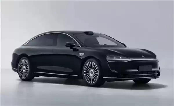 鸿蒙智行新款享界S9实车曝光 新车标上车 尾部细节有调整