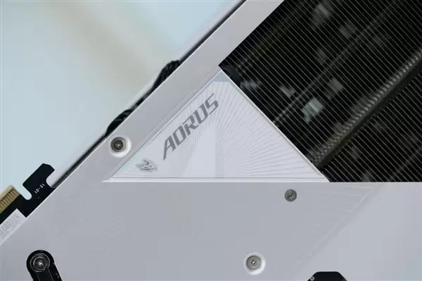 精美纯白设计!技嘉AUROS RTX 5080 MASTER ICE显卡图赏