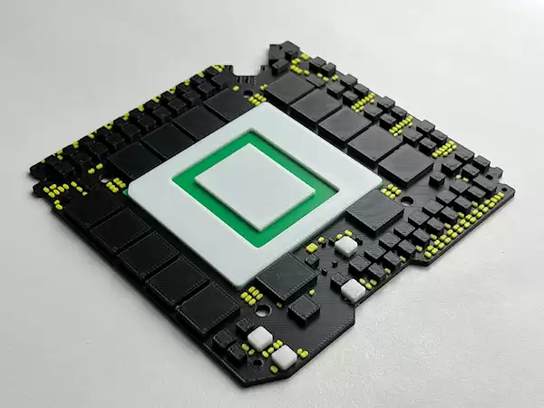 3D打印杯垫再现RTX 5090显卡PCB细节
