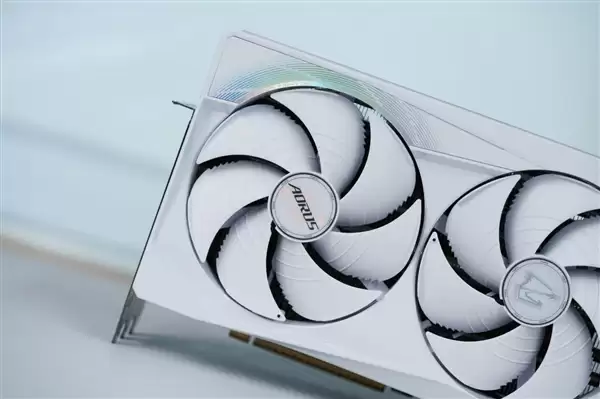 精美纯白设计!技嘉AUROS RTX 5080 MASTER ICE显卡图赏