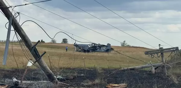 传美国一辆特斯拉用FSD避让坠毁飞机 司机辟谣:我手动操作的